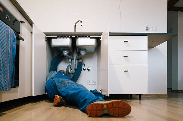 Professional Plumbing technician working in Nelsonville, OH